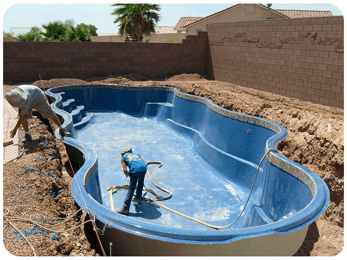 Cómo se instala una piscina de fibra de vidrio - Adición de agua y relleno